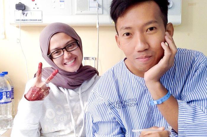 Pasangan Fatheen dan Amirudin, yang harus ikhlas menghabiskan hari pernikahan mereka di rumah sakit. 