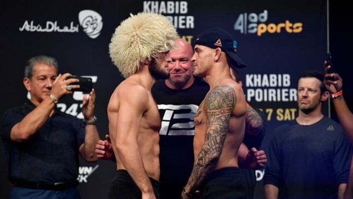 Khabib Nurmagedov dan Dustin Poirier melakukan eye war sebelum pertandingan nanti Minggu dinihari. 