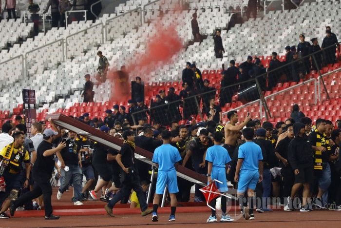 Suporter timnas Malaysia, Ultras Malaya diamankan seusai pertandingan kontra timnas Indonesia melawan Timnas Malaysia pada ajang kualifikasi Piala Dunia 2022 di Stadion Utama Gelora Bung Karno, Jakarta, Kamis (5/9/2019).