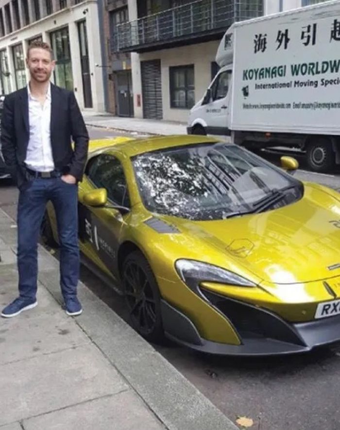 Martin Skinner mengendarai McLaren ke pengadilan dan terlambat 2 jam