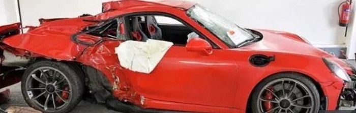 Skinner mengendarai mobil dengan kecepatan tinggi hingga menabrak pohon dan membuat penumpangnya cedera serius.