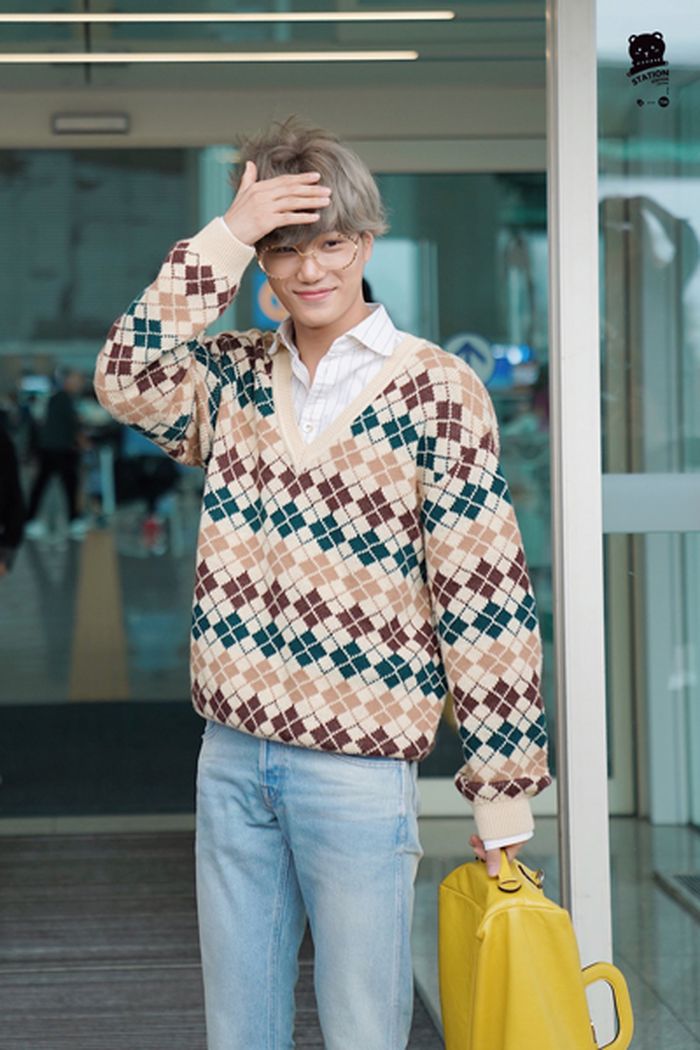 Penampilan Kai EXO diterjang angin kencang saat tiba di bandara mencuri perhatian.
