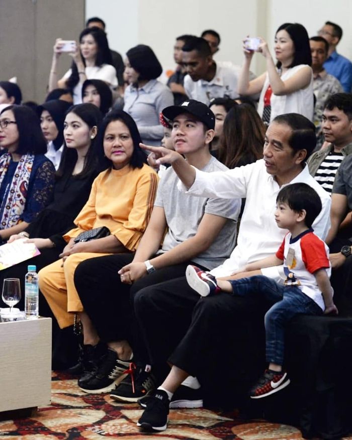 Lihat Potret Gaul Ibu Negara Iriana Jokowi dengan Busana Oranye dan Sneakers Jadi Sorotan, Stylish Abis!