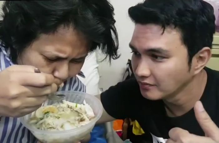 Ria Irawan menyantap soto banjar rasa sayang dari aldi taher