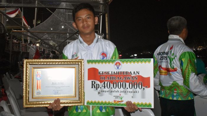 Rizky Faidan received an award directly from the Menpora