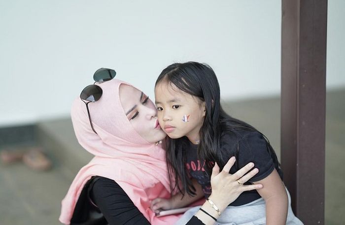Wajah cantik Hawra, putri Angel Lelga