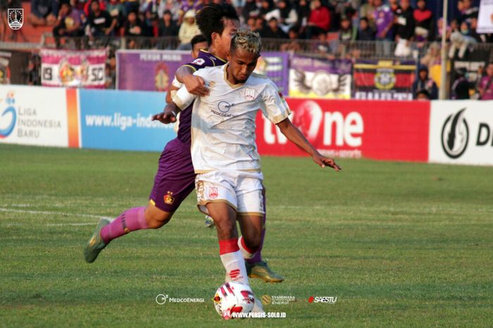 Striker Persis Solo, Ugik Sugiyanto, mendapatkan pengawalan dari pemain bertahan Persik Kediri saat pertandingan pekan ke-14 Liga 2 2019.