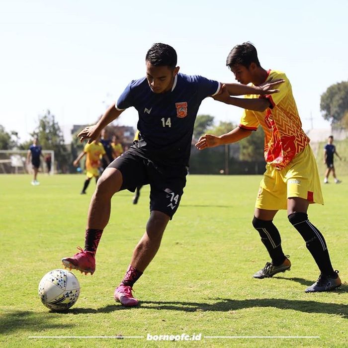 Winger Borneo FC, Ambrizal Umanailo, saat mendapatkan pengawalan dari pemain Persekam Metro FC pada laga uji coba 9 September 2019.