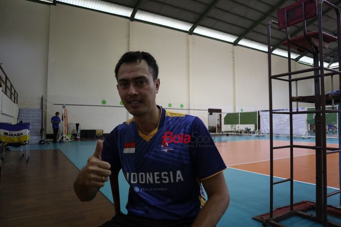 Asisten pelatih timnas bola voli indoor putra Indonesia, Joni Sugiyatno, berpose di Padepokan Voli Sentul, Bogor, Jawa Barat, Senin (9/9/2019).