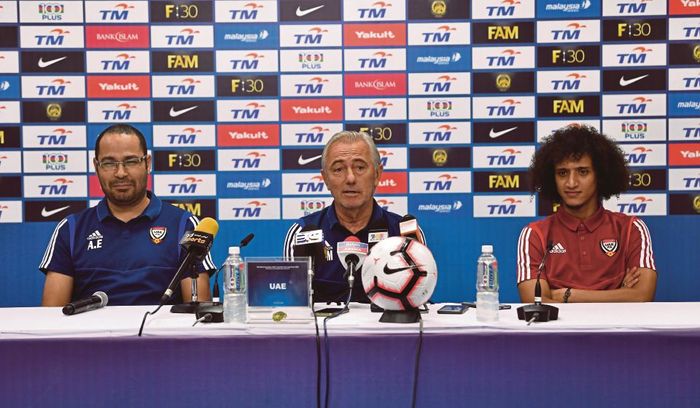 Pelatih timnas Uni Emirat Arab (UEA), Bert Van Marwijk (tengah) bersama pemain andalannya, Omar Abdulrahman pada sesi jumpa pers pra-laga kontra tuan rumah timnas Malaysia di Kuala Lumpur, 9 September 2019.