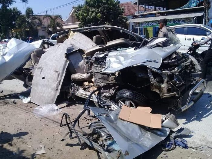 Kondisi mobil Innova rusak parah