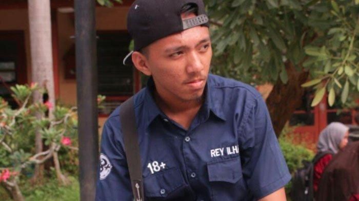 Ilham Ananda Rey (21), warga Jalan Veteran, Kecamatan Kota, Kabupaten Pamekasan, Madura, memiliki kisah inspiratif.   Artikel ini telah tayang di Tribunmadura.com dengan judul Berawal Hobi Menggambar, Warga Pamekasan Direkrut Jadi Desainer Poster Match Day Klub AS Roma