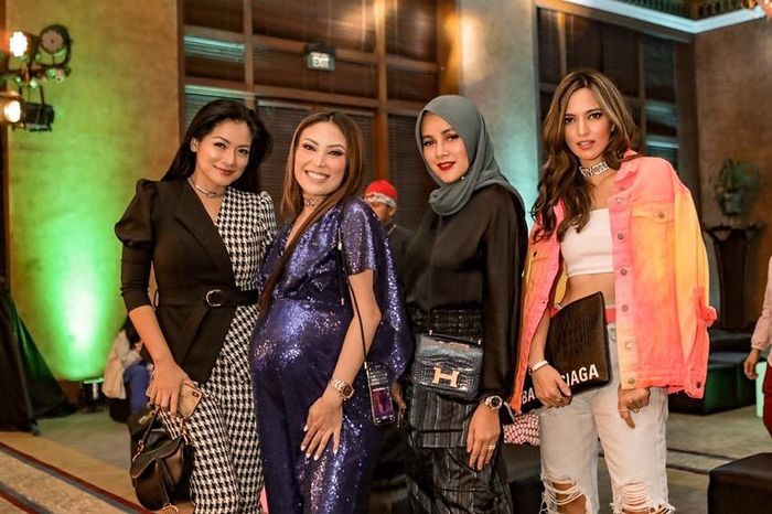 Tampilan Olla Ramlan di ulang tahun Ayu Dewi bersama rekan artis lainnya; Titi Kamal dan Nia Ramadhani