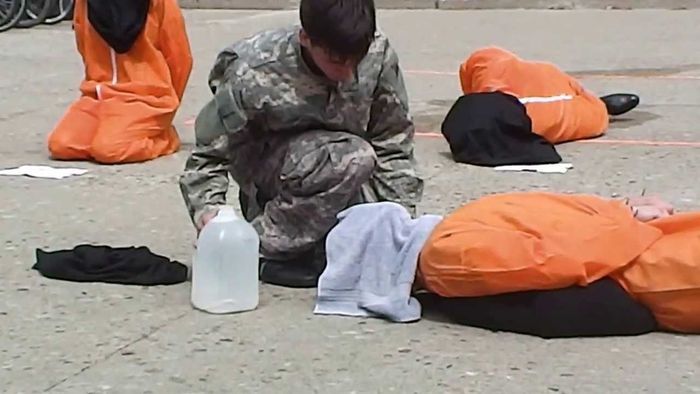 Teknik waterboarding.