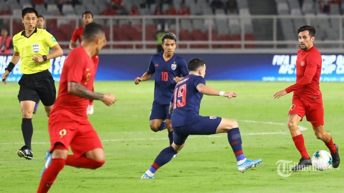 Pemain Timnas Indonesia Stefano Lilipaly berebut bola dengan pemain Timnas Thailand pada ajang kualifikasi Piala Dunia Qatar 2022 di Stadion Utama Gelora Bung Karno, Jakarta, Selasa (10/9/2019
