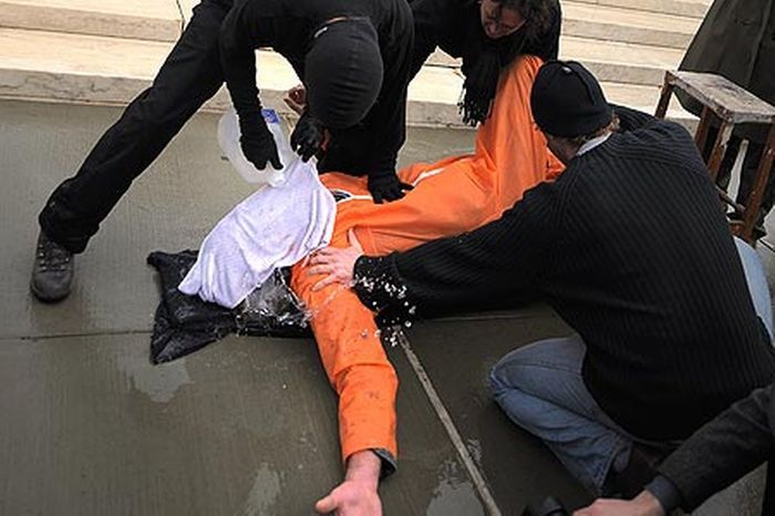 Teknik waterboarding.