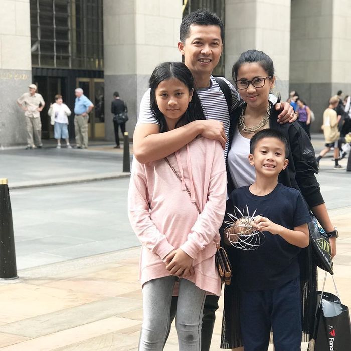 Potret keluarga Taufik Hidayat dan Amy Gumelar.