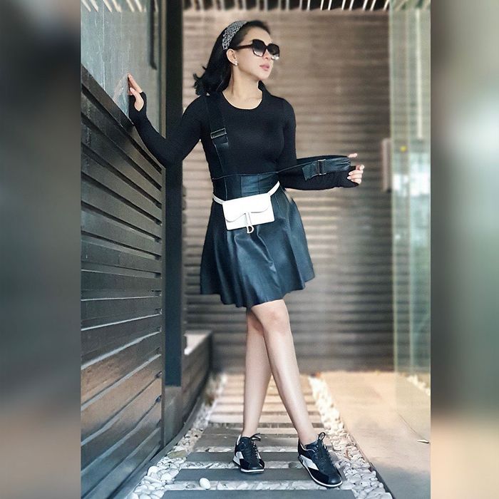 Penampilan berbeda Syahrini yang makin seksi kenkaan paduan rok mini dan baju ketat yang mencuri perhatian