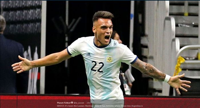 Penyerang Lautaro Martinez merayakan golnya untuk timnas Argentina.