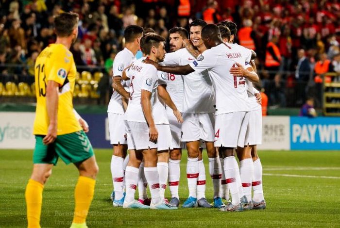 Megabintang timnas Portugal, Cristiano Ronaldo, merayakan gol yang dicetak ke gawang timnas Lithuania dalam laga Grup B Kualifikasi Euro 2020 di LFF Stadionas, Selasa (10/9/2019).