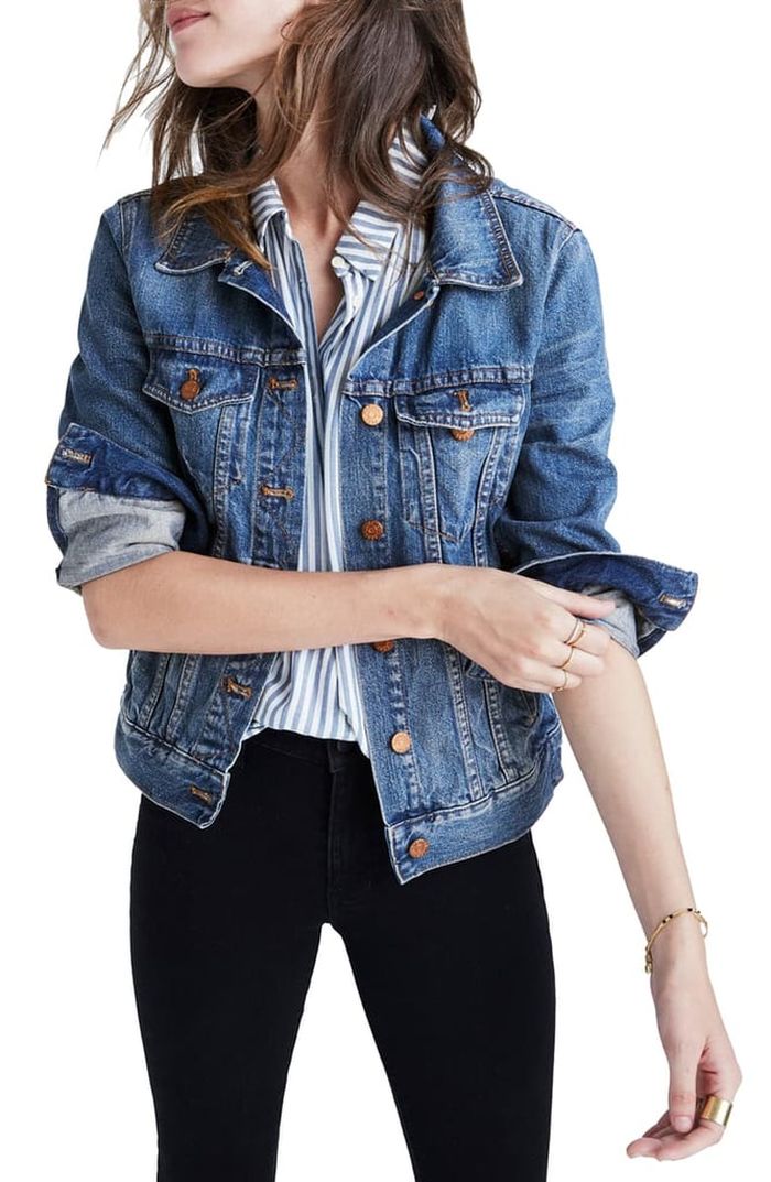 Jaket jeans jadi salah satu fashion item tak lekang oleh waktu