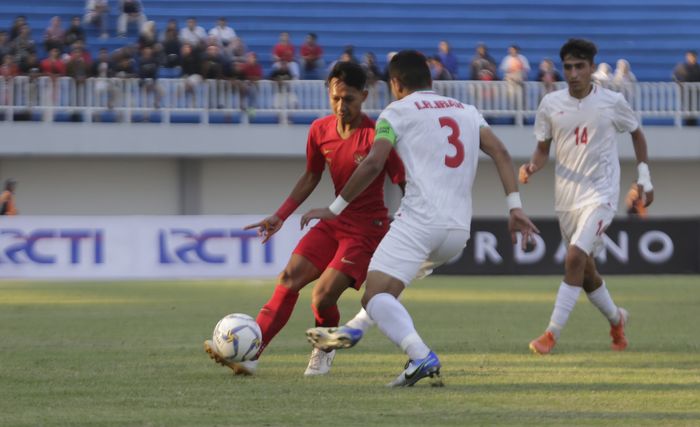 Pemain Timnas Indonesia U-19, Beckham Putra berusha melewati hadangan pemain Iran U-19 saat berlangsung pertandingan persahabatan di stdaion Mandala Krida, Kota Yogyakarta, Rabu (11/9/2019).