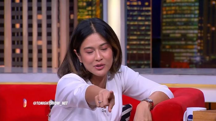 Dian Sastro menirukan sang ibunda ketika dirinya ketahuan makan upil.
