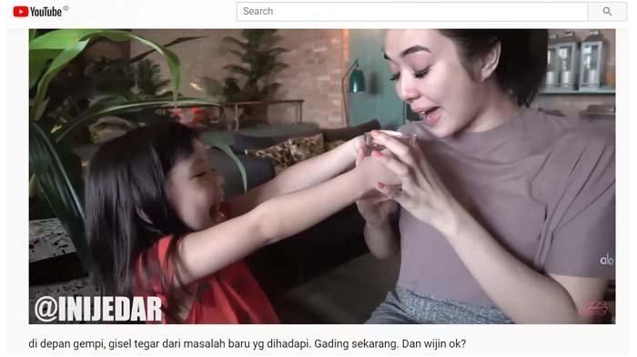 Gempi ambilkan Gisel air minum