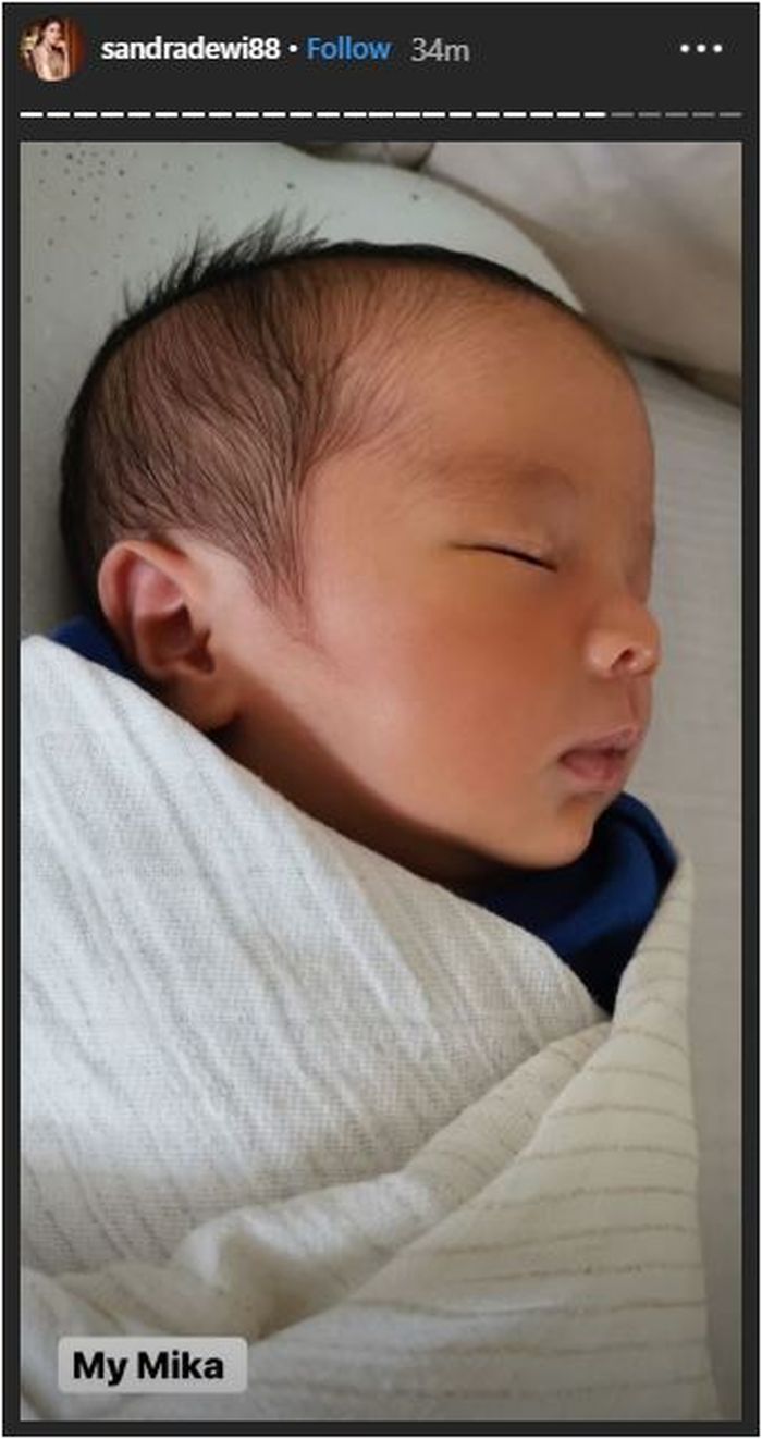 Potret tampan Mikhael Moeis