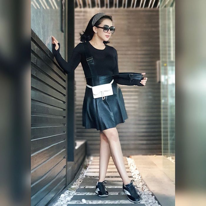 Syahrini mengenakan atasan berupa kaus ketat polos berwarna hitam