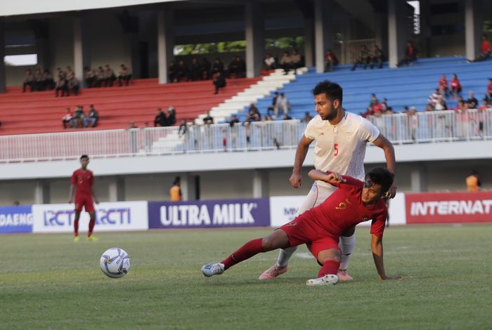 Aksi pemain timnas Indonesia U-19, Beckham Putra, saat berusaha melewati hadangan pemain Iran U-19 dalam pertandingan persahabatan di Stadion Mandala Krida, Yogyakarta, Rabu (11/9/2019).
