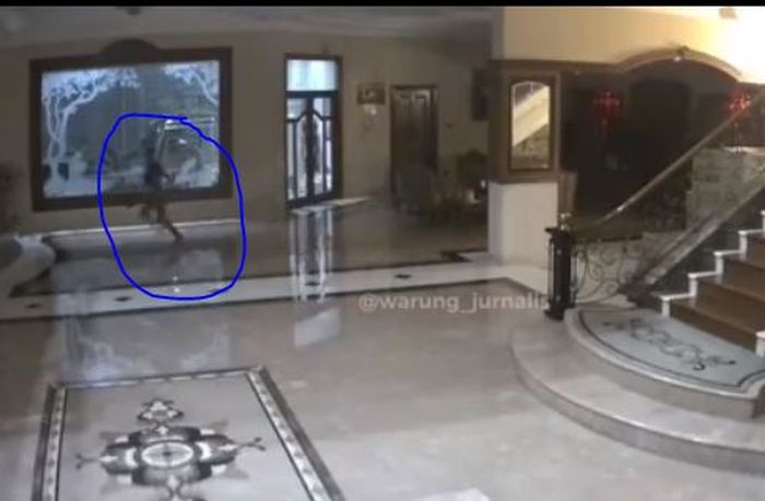 Video seorang maling yang terperangkap saat akan melarikan diri dari rumah mewah viral di media sosial. 