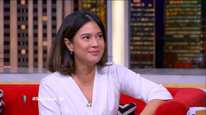 Momen ketika Dian Sastro menahan tawa usai buka-bukaan soal kebiasaan jeleknya yaitu makan upil semasa kecil.