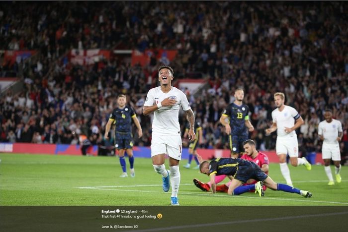 Pemain timnas Inggris, Jadon Sancho, melakukan selebrasi seusai menjebol gawang Lithuania pada Selasa (10/9/2019). 
