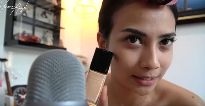 Vanessa Angel saat pamerkan foundation andalannya