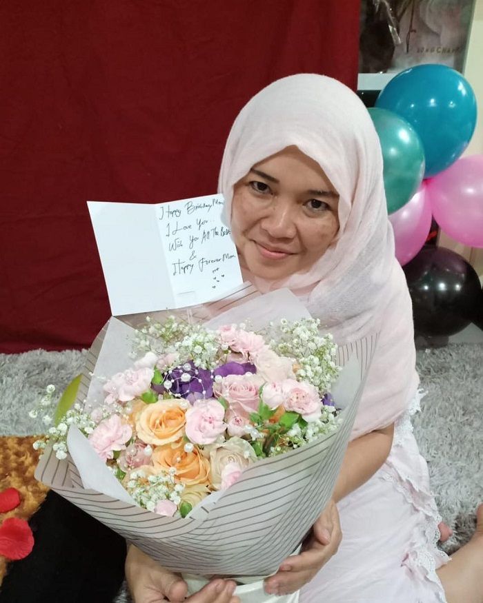 Umi Kalsum saat menerima hadiah ulang tahun dari Ayu Ting Ting pada 4 Oktober 2018.