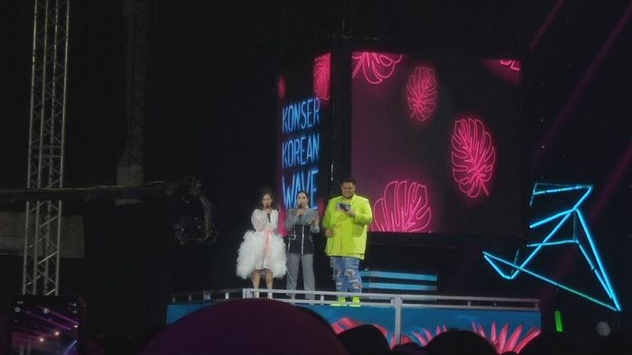 Nagita Slavina bersama Zara JKT48 dan Ivan Gunawan saat berbincang di acara Korean Wave 2019 di kawasan Ancol, Jakarta Utara, Selasa (10/9/2019).
