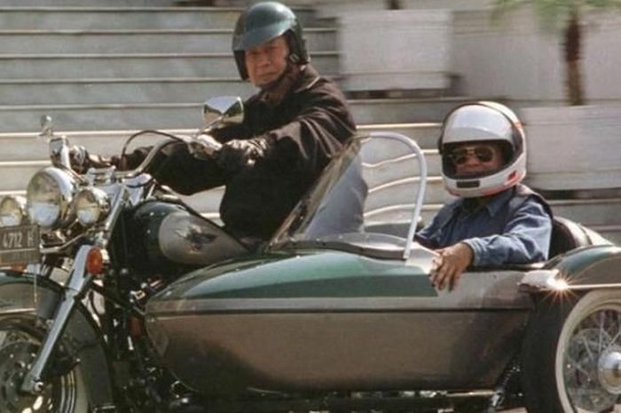 Presiden Soeharto dan Menteri Riset dan Teknologi BJ Habibie mengendarai Harley Davidson di halaman