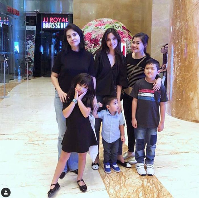 Sosok kakak Nia Ramadhani