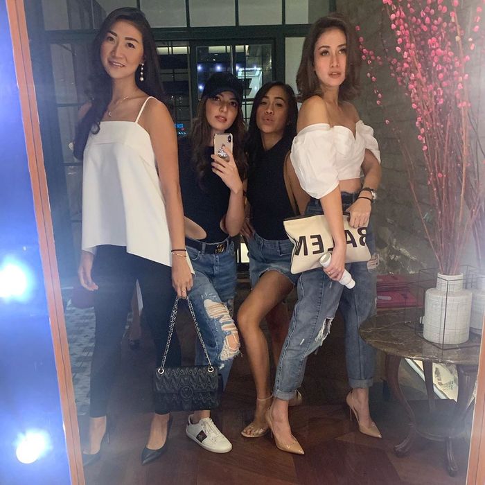 Penampilan seksi Nia Ramadhani pamer perut langsing kenakan baju cut out saat hangout bareng geng sosialita