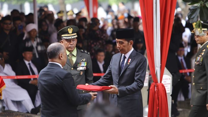 Joko Widodo saat saat proses pemakaman BJ Habibie di TMP Kalibata, Kamis (12/9/2019).