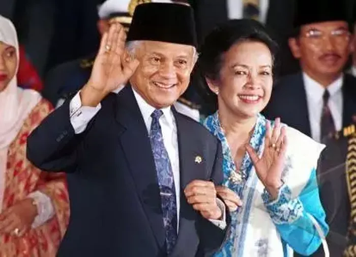 Ibu Ainun saat mendampingi Presiden Habibie
