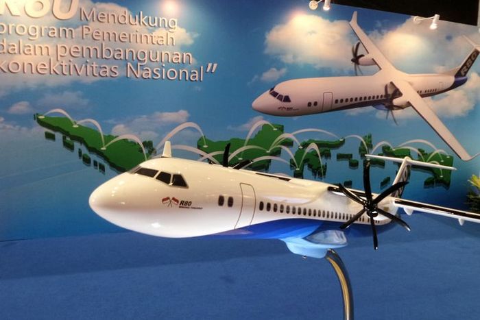 Miniatur Pesawat Terbang R80 yang dipamerkan pada Badan Ekonomi Kreatif (Bekraf) Habibie Festival 2017 di JIEXPO Kemayoran, Jakarta Pusat, Senin (7/8/2017).