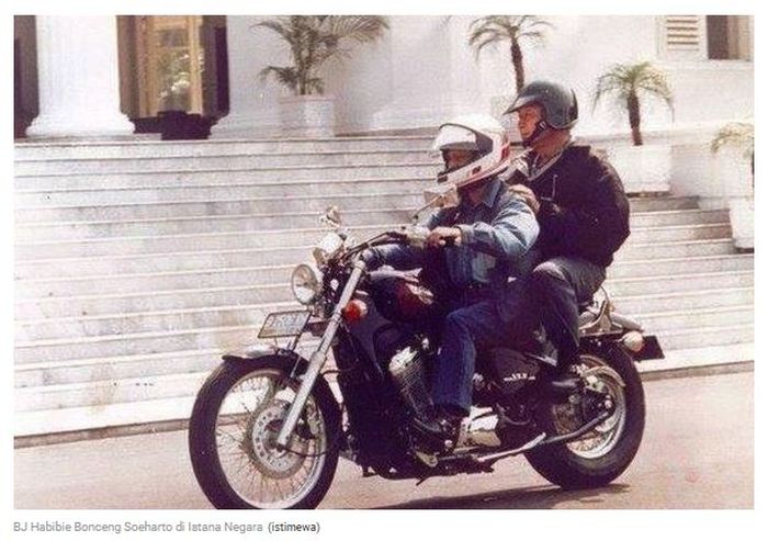 BJ Habibie boncengkan Presiden Soeharto di halaman Istana Negara
