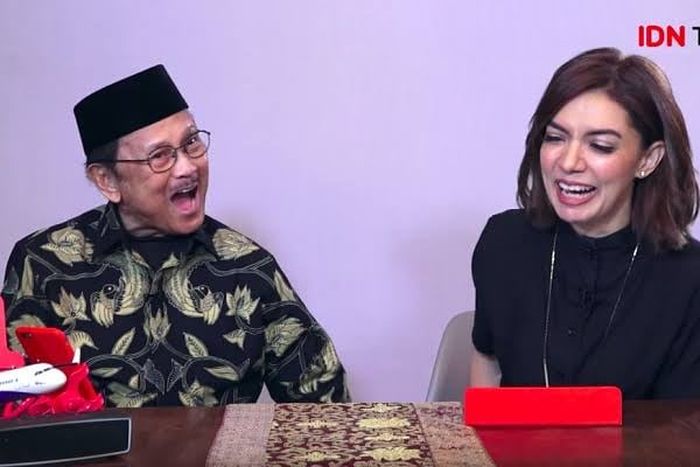 Tampilan sederhana Najwa Shihab saat wawancara BJ Habibie