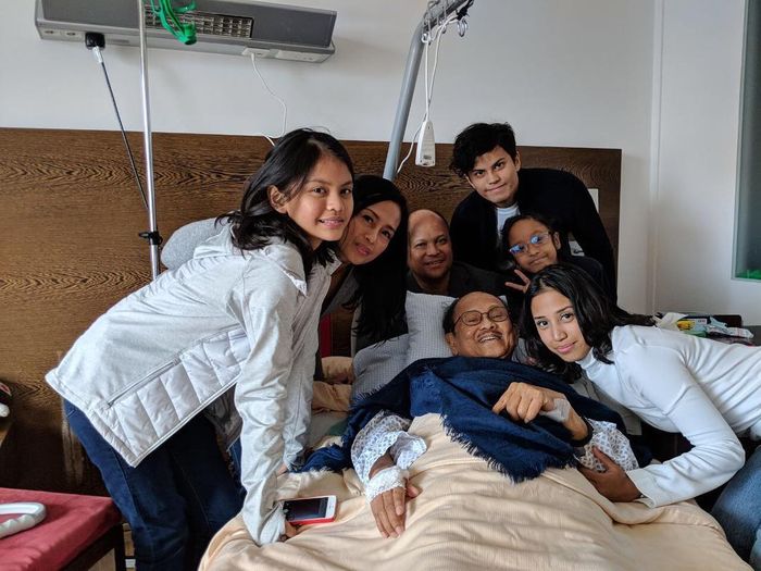Habibie saat dikelilingi orang orang tercinta