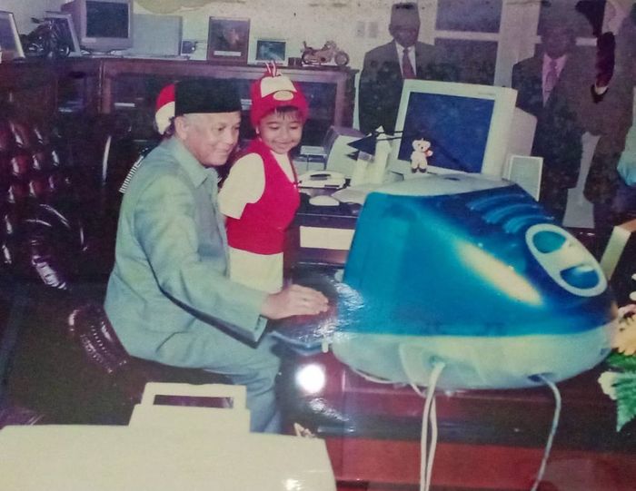 Potret kebersamaan jojo kecil bersama Presiden ketiga RI.