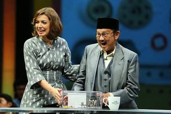 Tampilan sederhana Najwa Shihab saat wawancara BJ Habibie