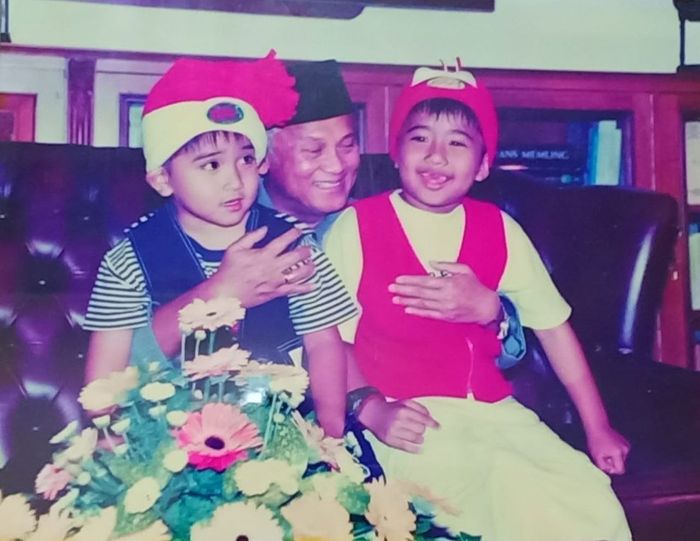 Jojo kecil pernah dipangku oleh Habibie.