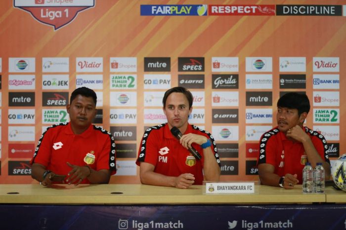 Pelatih dan pemain Bhayangkara FC, Paul Munster (tengah) serta Jajang Mulyana (kanan), Kamis (12/9/2019).